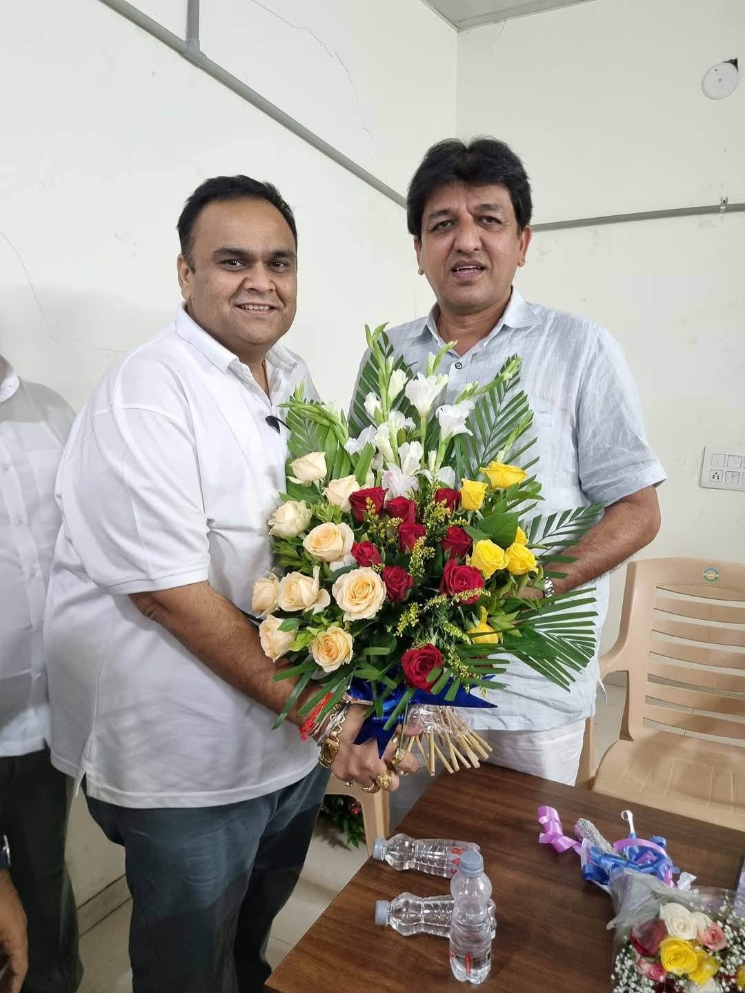 તા.૨૨-૦૫-૨૦૨૫ ના રોજ મારા મોટા ભાઈ સમાન એવા અનાવિલ સમાજનું ગૌરવ અને રાજકીય તથા સહકારી આગેવાન એવા સુરત જિલ્લા ભાજપના પૂર્વ પ્રમુખશ્રી, ચોર્યાસી વિધાનસભાના ધારાસભ્યશ્રી, APMC સુરતના ચેરમેનશ્રી, સુ.ડી.કો ના પૂર્વ ઉપપ્રમુખશ્રી તેમજ શ્રી દયાળજી અનાવિલ કેળવણી મંડળના ટ્રસ્ટી શ્રી સંદિપભાઈ જે. દેસાઈને જન્મદિવસની ખૂબ ખૂબ શુભેચ્છા સહ શુભકામનાઓ.